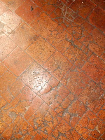 Rez-de-chaussée surélevé, cuisine. Sol en carreaux de terre cuite.