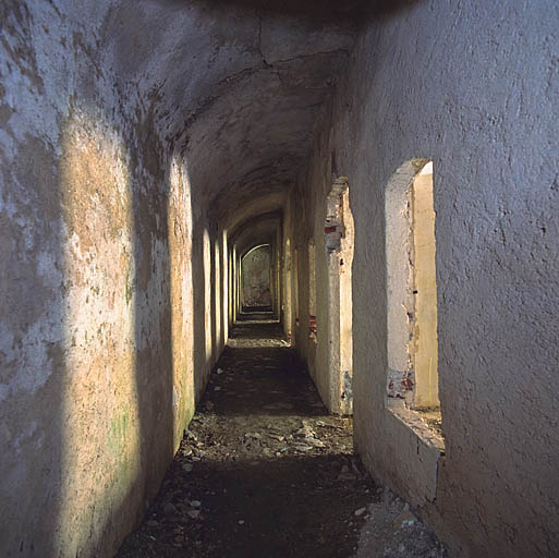 Enfilade du corridor des casemates du front nord au rez-de-chaussée, branche ouest.