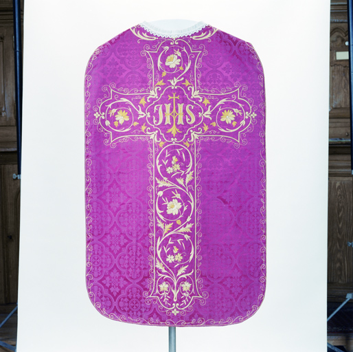 ensemble de vêtements liturgiques (N° 8) : chasuble, étole, manipule, bourse de corporal, voile de calice (ornement rouge)