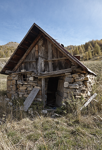 Cabane pastorale dite cabane du Mouret (Villars-Colmars). Vue d'ensemble de la façade antérieure. L'étage de comble sert de chambre à coucher, avec un lit en bois solidaire de la charpente.