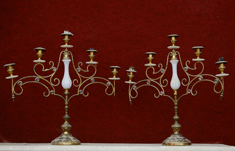Ensemble de deux chandeliers d'autel (chandeliers à branches d'église)