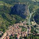 Le village de Castellane au bord du Verdon. Vue aérienne oblique depuis l'ouest.