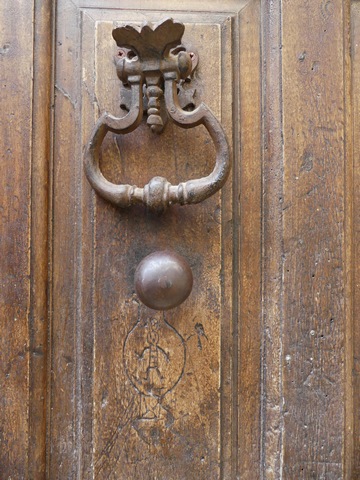 Elévation nord, premier niveau. Porte du logis, détail de la menuiserie : heurtoir, poignée, graffiti gravé d'un bonhomme.
