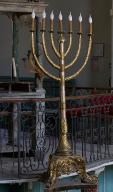 Ensemble du chandelier de synagogue dit menorah et de sa console