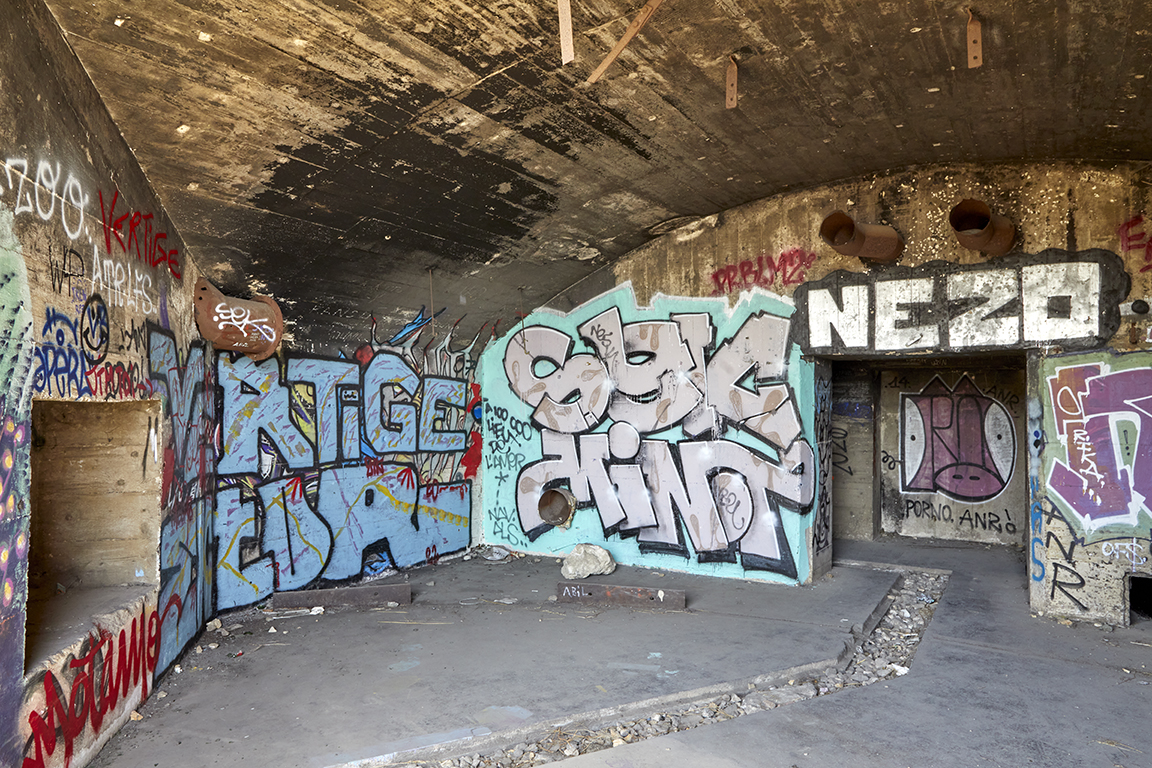 Intérieur de la salle de combat de la 4eme casemate, vue de l'embrasure, vers la porte d'entrée