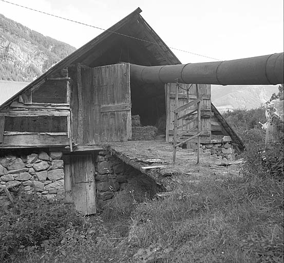 L'entrée de grange. A noter le montage formé d'une passerelle de bois.