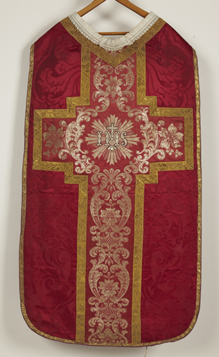 Ornement rouge (n°2) : chasuble, étole, manipule, bourse de corporal, voile de calice