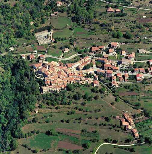Vue aérienne du village de Braux avec l'écart de Sous-Ville en bas à droite.