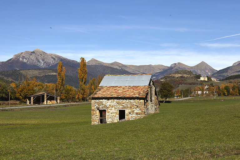 Entrepôts agricoles isolés dans la vallée de l'Asse de Clumanc.