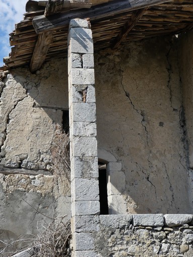 Logis, pilier en pierre de taille soutenant l'auvent du porche..