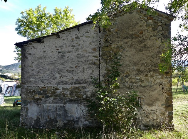 Collage de maçonnerie sur un « cabanon », au Serre des Costes.