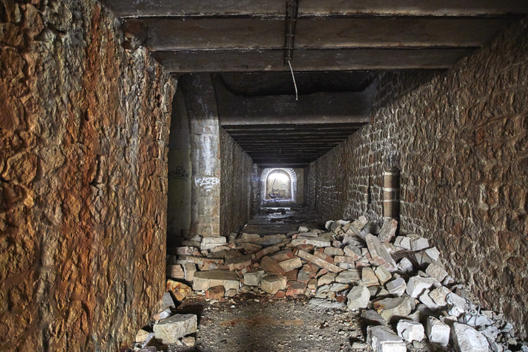 souterrain-caverne, galerie principale plafonnée en voûtains, à gauche, entrée de la galerie secondaire en U, à droite porte du corridor des magasin