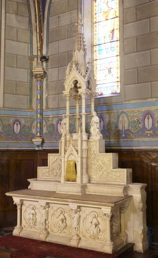 Ensemble du maître-autel de style néo-gothique : autel, quatre gradins d'autel, tabernacle, exposition