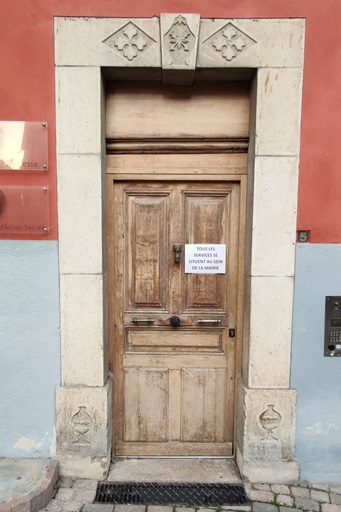 Maison (1833 B 230, 2025 B 251). Encadrement en pierre de taille avec motifs sculptés. 