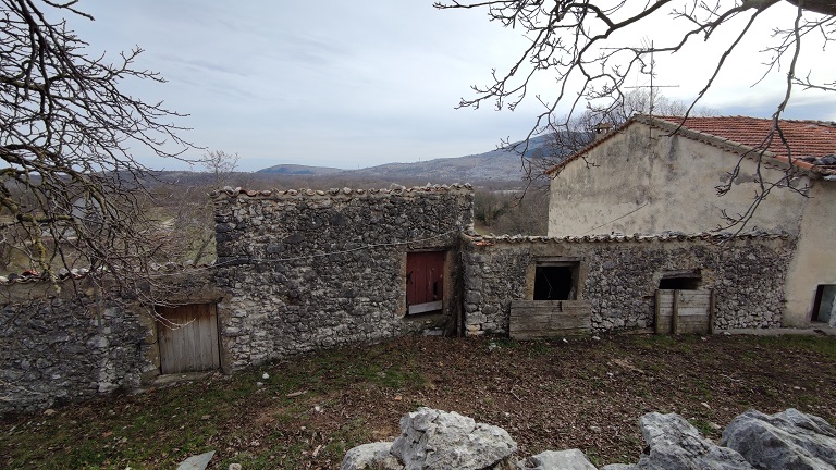 Ferme n° 1 au quartier de Nougueiret (1841 E4 343-349). Dépendances agricoles équipées de baies fenières.