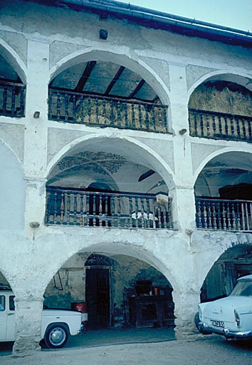 Vue partielle de la façade sud : les arcades.