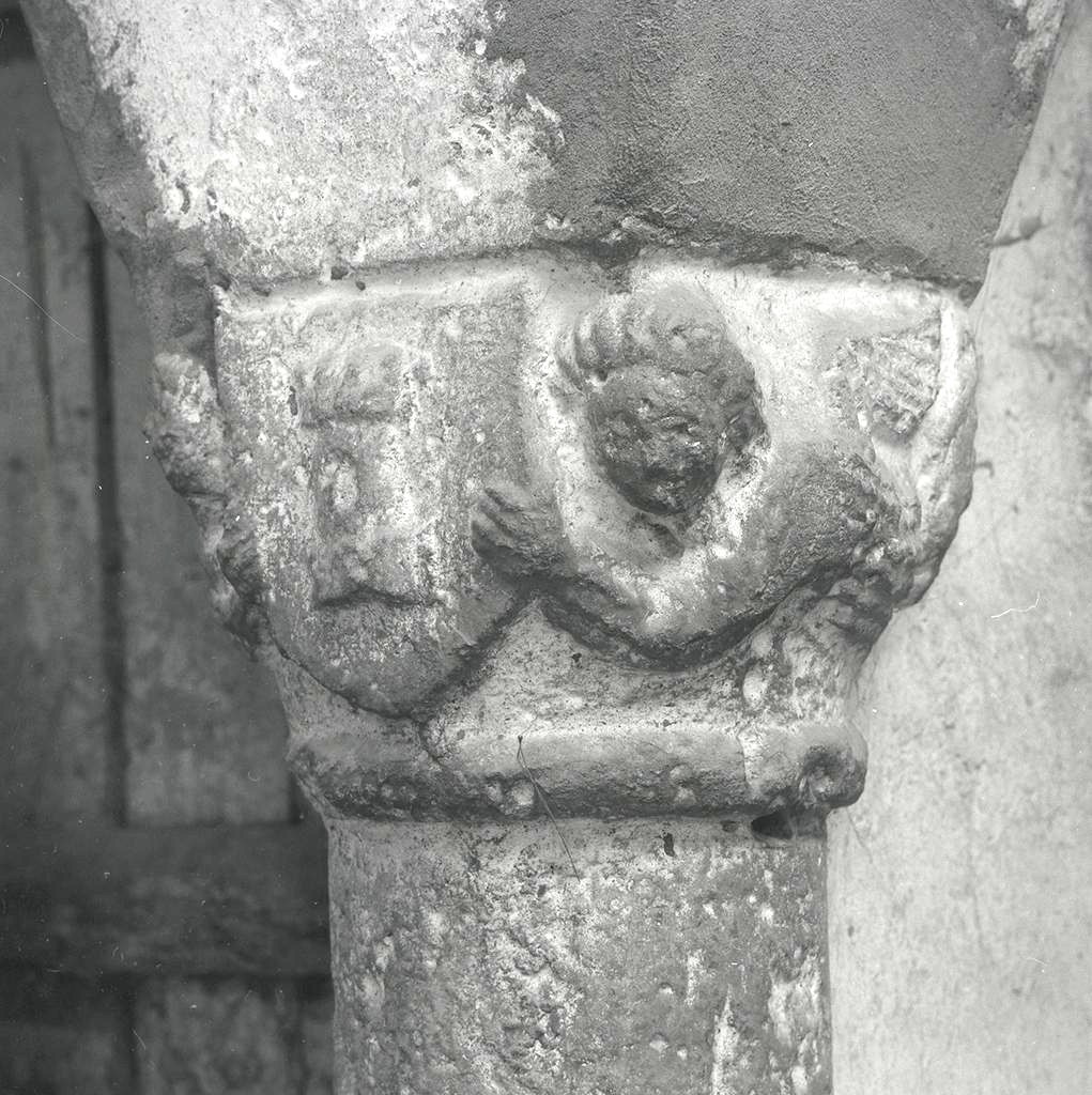 Chapiteau du pilier n°5 du réfectoire : autre ange porte-blason.