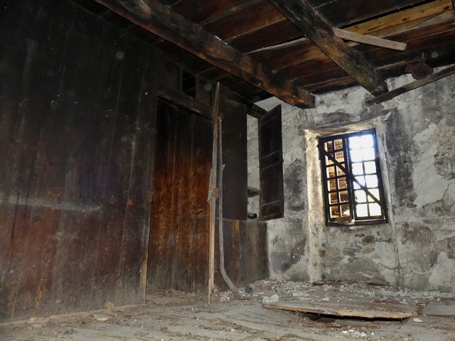 Bâtiment principal. Rez-de-chaussée surélevé, cuisine. Vue de volume prise du nord-ouest.