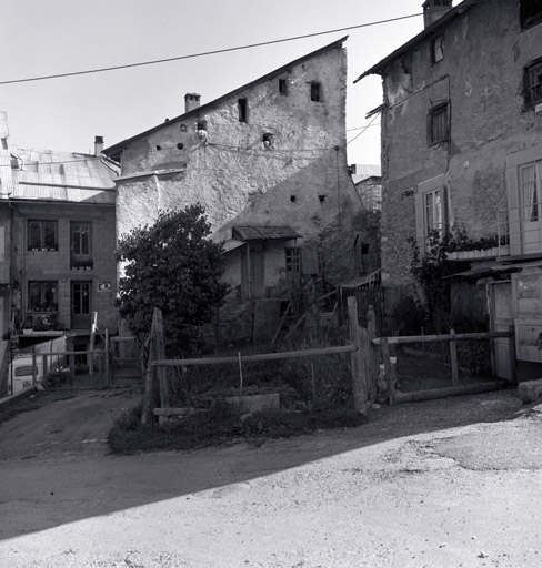 Maison 721. Pignon sud. Noter les différents trous d'aération bricolés dans le haut du mur.