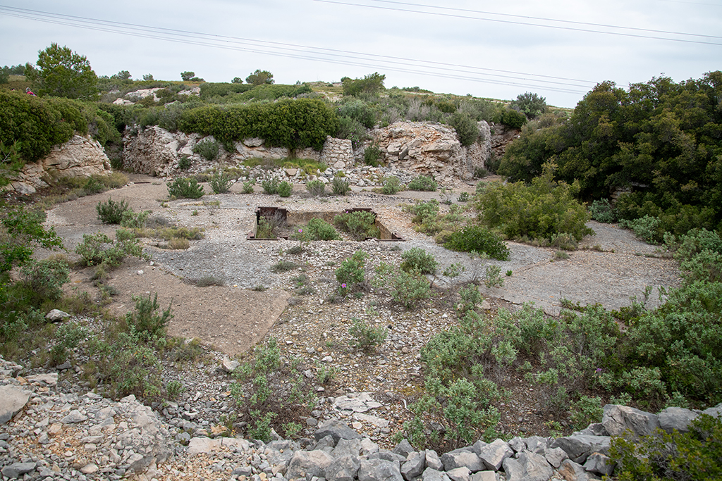 Cuve n°5 de la batterie principale, anneau en pierre sèche et tranchées d'entrée et d'accès à l'abri