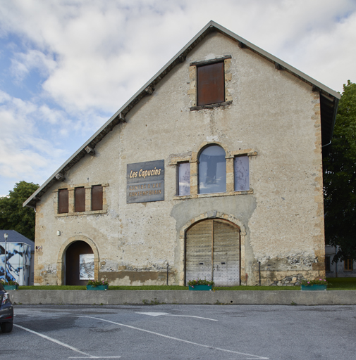 Quartier militaire Sud-Est d'Embrun, ancienne chapelle du couvent des capucins devenue arsenal, façade d'entrée ouest 