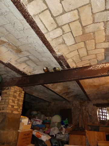 Bâtiment du logis. Etage de soubassement, étable ouest. Couvrement en voûtains de brique sur poutrelles métalliques.