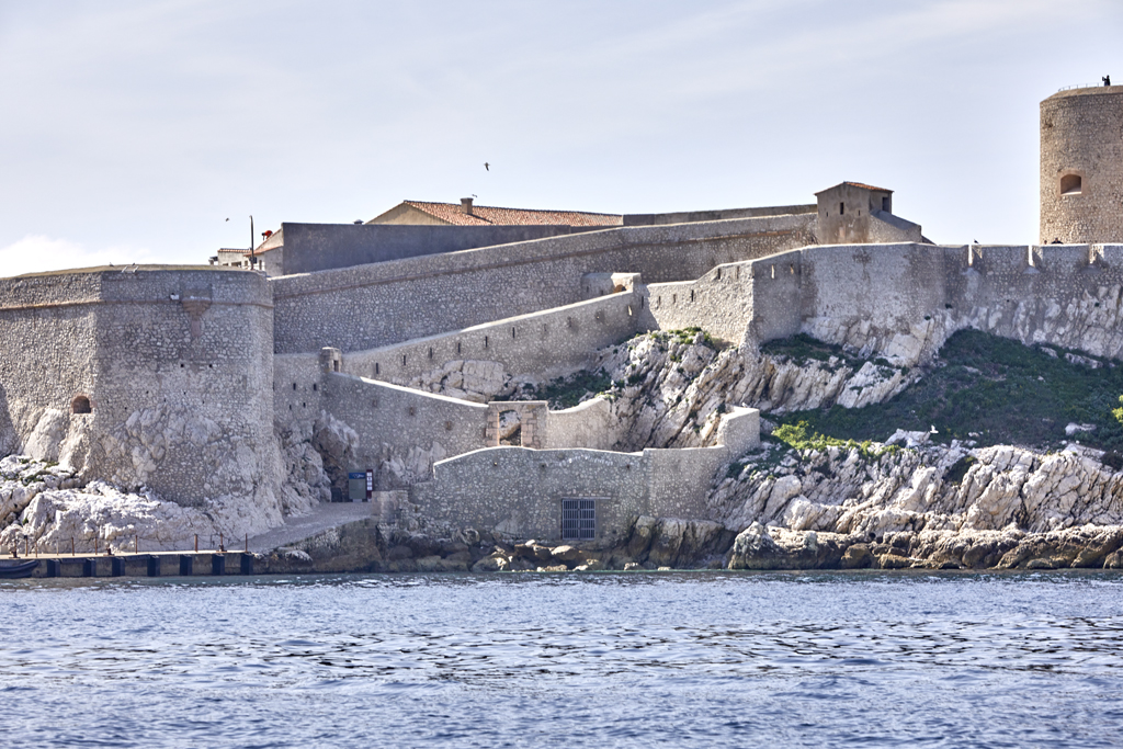 Vue extérieure nord de la rampe d'accès (1) à la porte (2), à gauche le bastion 13