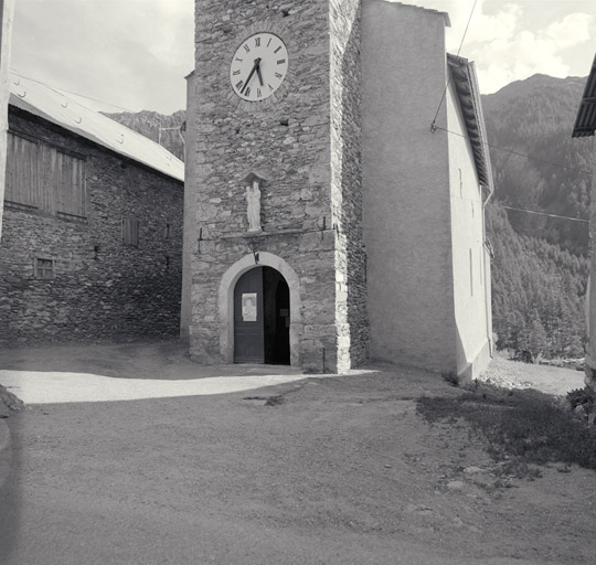La porte d'entrée et la base du clocher.