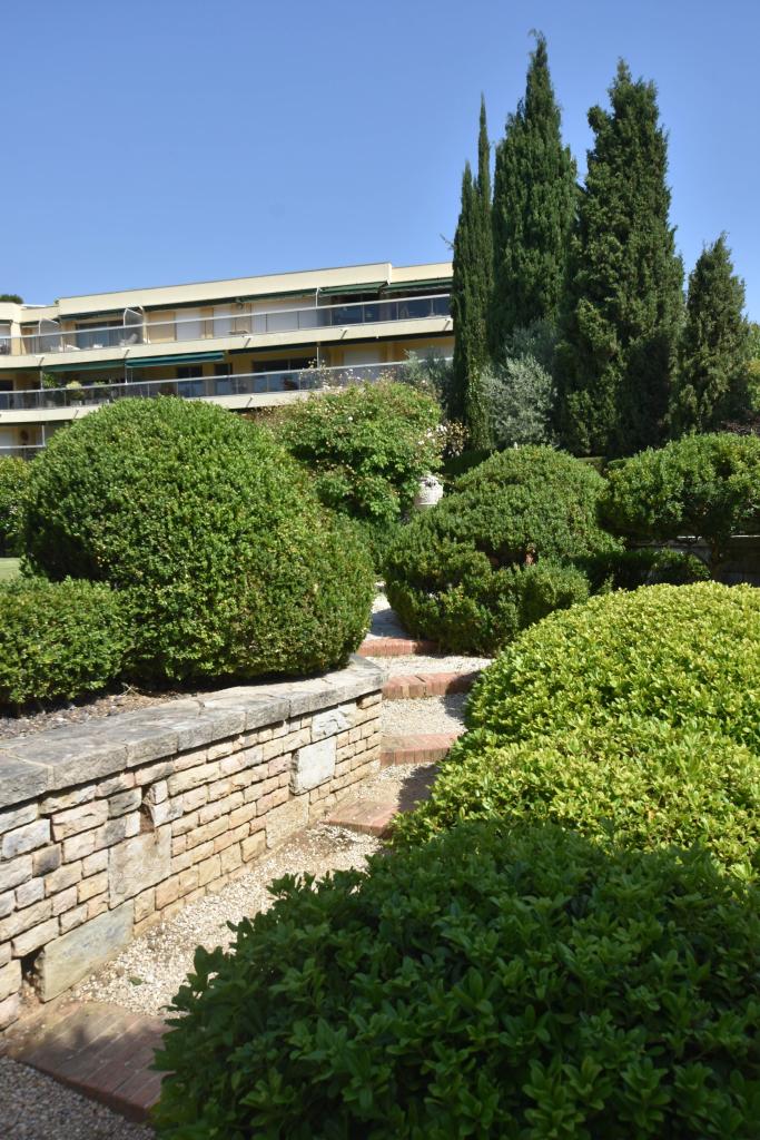 jardin d'agrément de la Villa Grimaldi dite aussi Villa Sainte-Anne, Château Sainte-Anne ou Hermitage, actuellement jardin des Résidences Château Sainte-Anne