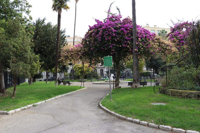 Place dite du Temple anglican puis Alziari de Malausséna, actuellement square Alziari de Malausséna