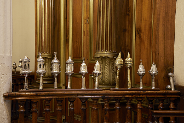 Ensemble de 12 paires d'ornements de bâton de Torah dits rimmonim