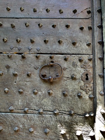 Escalier est. Elévation sud, premier niveau. Porte, détail de la menuiserie.