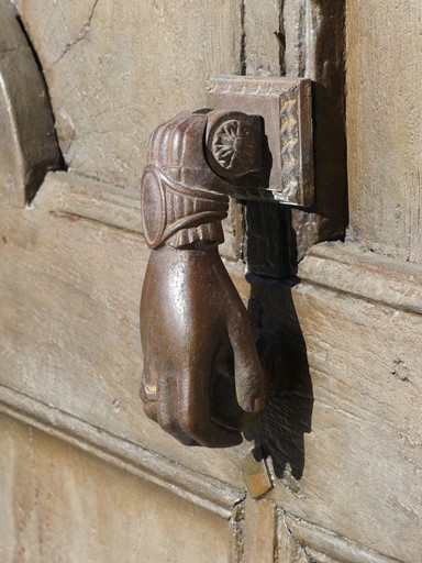 Maison. Elévation sud, premier niveau. Porte, détail du heurtoir.