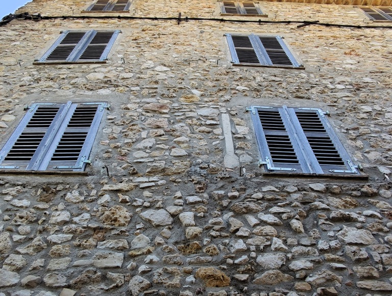 Maison (1833 B 89 ; 2025 B 82). Détail d'un montant de baie à croisée conservé dans la maçonnerie.