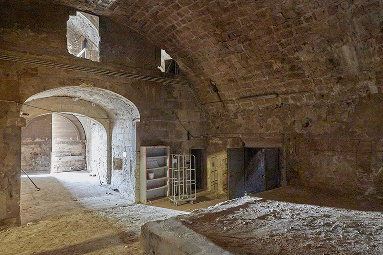Fort Ganteaume : volume intérieur souterrain de la Porte Marine, sas d'entrée et salle voutée.
