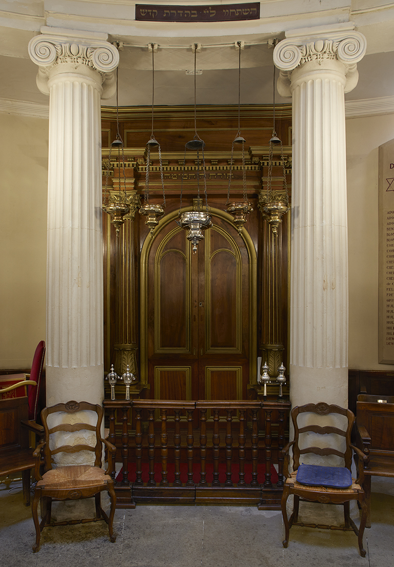 Vue intérieure du rez-de-chaussée : l'arche sainte.