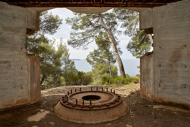 Casemate n° III de la batterie, vue intérieure dans l'axe de l'embrasure avec la plaque-pivot du canon