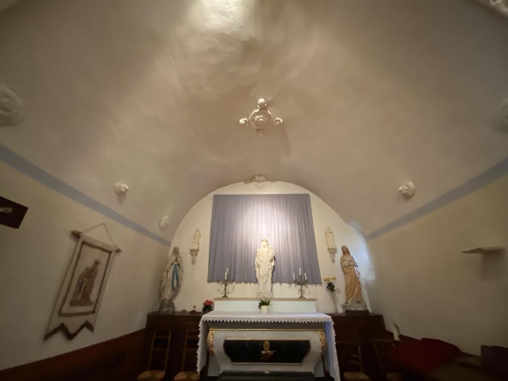 Vue de la voûte de la chapelle et de ses décors en stuc.