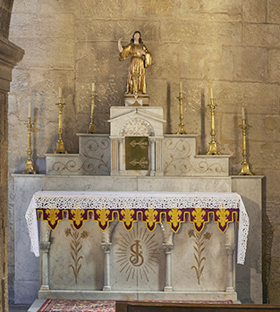 Ensemble de l'autel secondaire de saint Joseph : deux degrés d'autel, autel, trois gradins d'autel, tabernacle