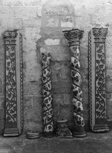 Fragments de retable : 2 pilastres, 2 colonnes, 2 bas-reliefs