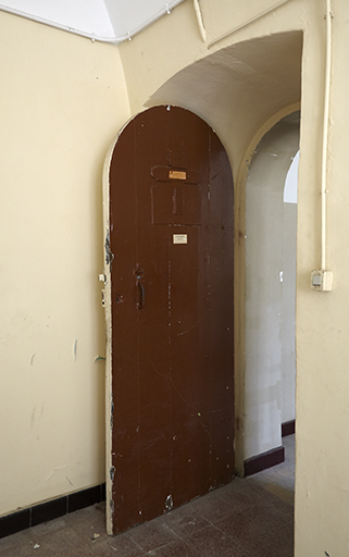 Caserne, porte de communication de la travée de l'escalier à une casemate latérale de la culée gauche.