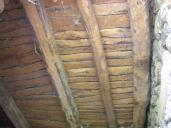 Détail d'un plafond rustique entre l'étage de soubassement (partie agricole) et le rez-de-chaussée-surélevé (logis) dans une maison à Ubraye.