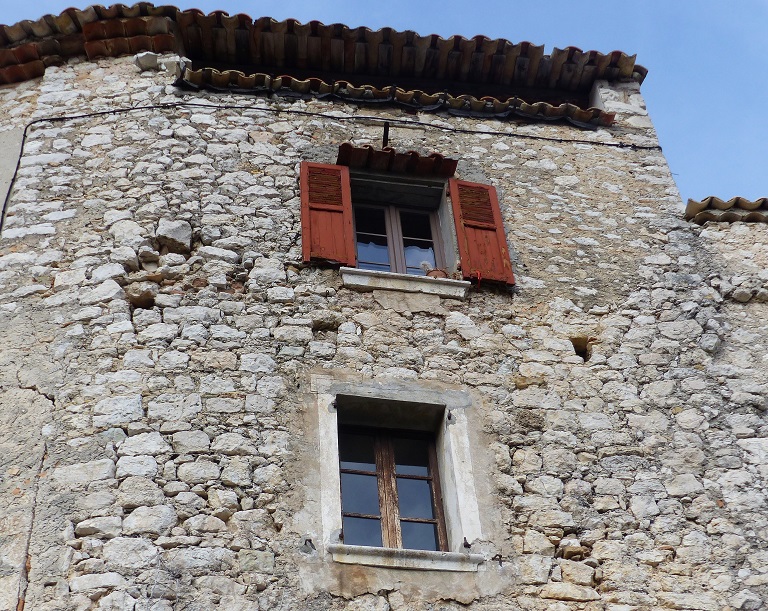 Maison (2023 B 714). Baies façonnées au mortier avec feuillures. Les bases sont en pierres de taille calcaires taillées en quart-de-rond.