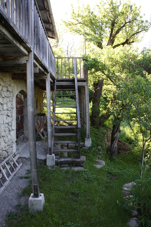 2e ferme à Clignon Haut. Système mixte : l'escalier de distribution extérieur mène à la coursière.