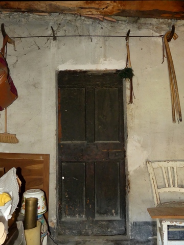 Partie nord. Etage de comble, séchoir central. Mur ouest et porte du palier.