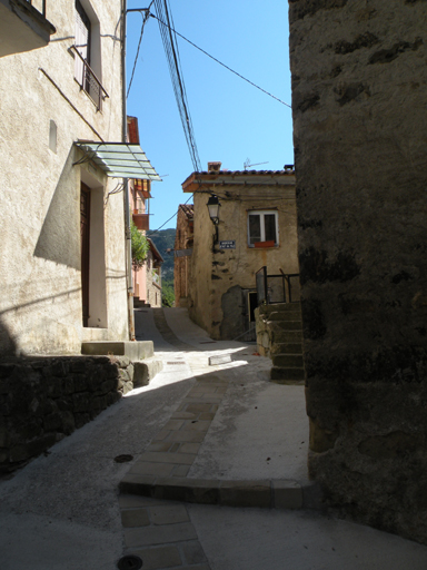 Rue du Bàrri, au croisement avec l'Androune d'Aut de Villo.