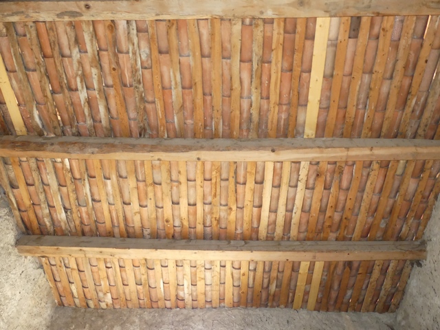 Charpente à pannes et tuiles creuses sur chevrons taillés en quartons.