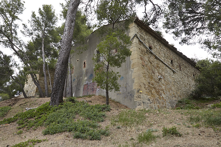 Angle nord-est de l'enceinte et du casernement adossé, entre flanc gauche et front de gorge.