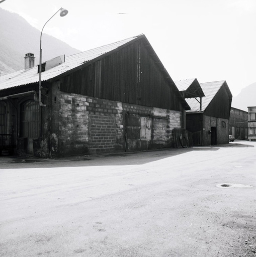 usine électrométallurgique dite usine Péchiney, actuellement magasins de commerce