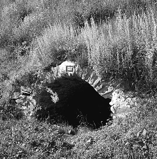 La Grave. Ventelon. Fontaine située à l'extrémité ouest du village. Date : 1959. L'arc est enterré dans le sol.